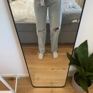 Gina Tricot 90S High Waist Jeans - Aldrig använda jeans, säljer pga ej passande storlek. Har används en gång ( då jag provade dem ). Annars helt orörda. Har inte tvättas och prislappen sitter kvar. 