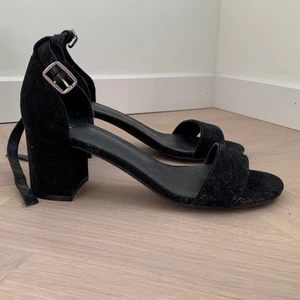 Svarta klackskor - Jättefina svarta klackskor från Xit i modellen Noci i skinn- och mockaimitation. Köpta på Din Sko och har endast använts en gång. Perfekta nu till sommaren och till bal eller student🥰  Säljer då de tyvärr är för stora för mig. Brukar egentligen ha 37 men dessa är ganska små i storleken.