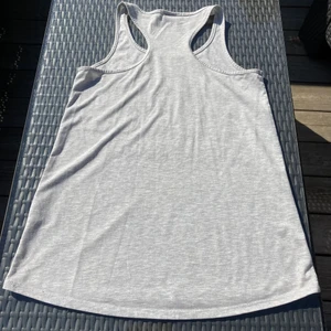 Linne storlek M Gina Tricot  - Säljer ett grått linne från Gina Tricot. Storlek M. Helt och rent, utan fläckar. Rökfritt hem. Hund finns i hemmet. Finns i Göteborg Hisingen. Kan skickas mot porto spårbart 51kr. 