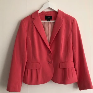 Rosa kavaj från H&M  - En rosa figursydd kavaj från H&M, i storlek 42 men den är lite liten i storleken. Perfekta plagget i garderoben!