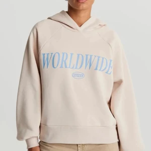  Beige hoodie - Beige hoodie från Gina, köpt förra året. Storlek M (passar S). Aldrig använd och inga defekter över huvud taget. Säljer pga att jag fick en annan beige hoodie så har inte fått användning För just denna. Köpte för 300kr, skriv för privata bilder❤️