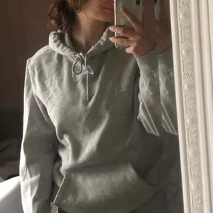 Grå hoodie - Har man frågor eller vill ha flera bilder så kan man bara kontakta mig :) står ej gör frakt. Pris kan diskuteras 💕