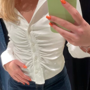 Skjorta - Säljer denna populära skjorta från zara eftersom jag aldrig använt den❤️