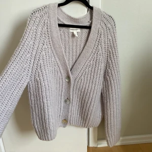 Oversized kofta hm - Så fin oversized kofta i wool blend från HM! Sparsamt använd inga slitningar eller annat. Storlek S men passar mig som är M