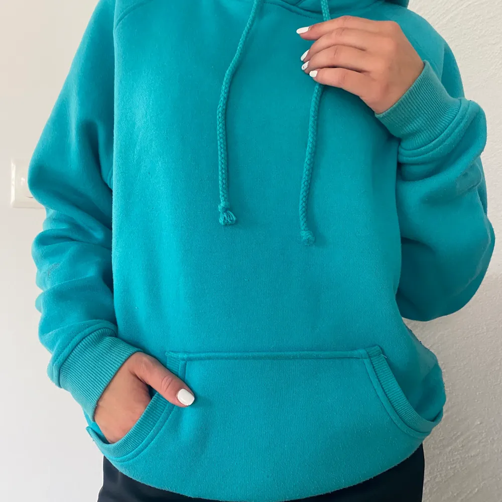 En fin och go blå hoodie från Bikbok. Bra kvalitet! storlek S. 💙💚. Hoodies.