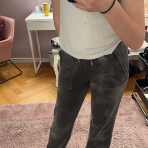 Juicy Couture byxor  - Superfina juciy byxor, nästan helt oanvända. Äkta med fickor. 800 kr + frakt eller 900 kr och då ingår frakten. Eller om man vill byta.  