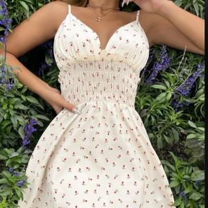 Söt sommar klänning - Super söt klänning med blommigt mönster 🍓