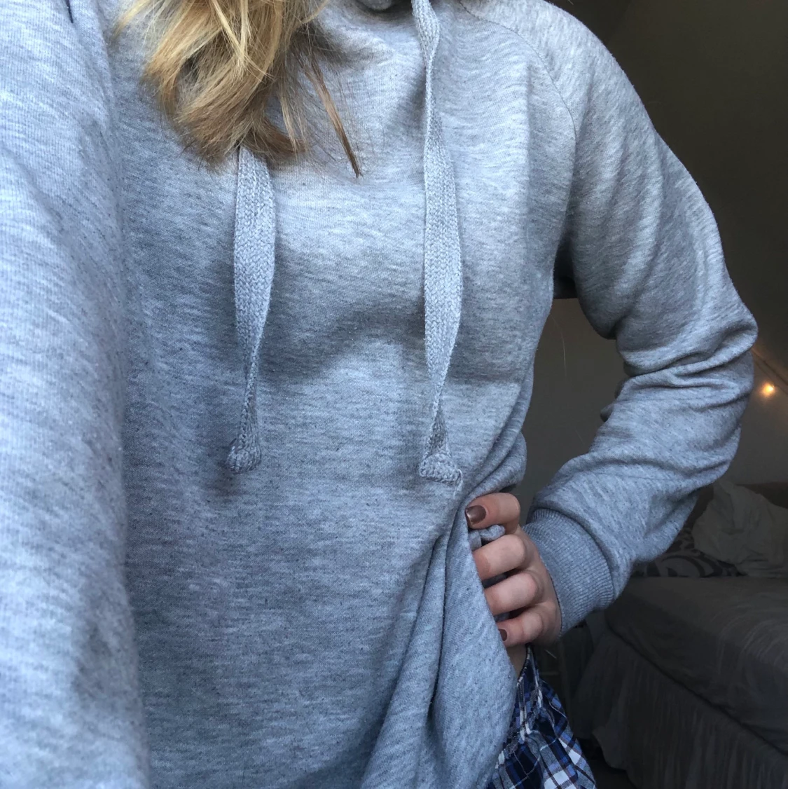 Grå hoodie