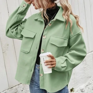 Grön jacka L - Helt ny jacka från Shein. Tycker den var lite för stor för mig. Gillar inte för oversized annars är den jättefin. Filtmaterial och jättemysig. Ganska tunn så passar bra till sommaren/våren.  Bara att skriva om frågor nypris 289. (Lånade bilder)