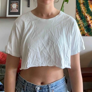 T-shirt  - Avklippta vit T-shirt. Priset+frakt