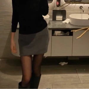 Grå kjol  - säljer en liknande grå kjol sommar bilden, super fin😇 kjolen är i storlek L men den passar en S/M🤍