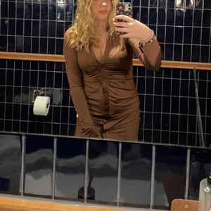 Klänning Nelly  - Säljer denna klänning från Nelly i storlek M. Jag säljer den pågrund att den bara kommit till användning 2 gånger. Den är i bra skick ❤️‍🔥