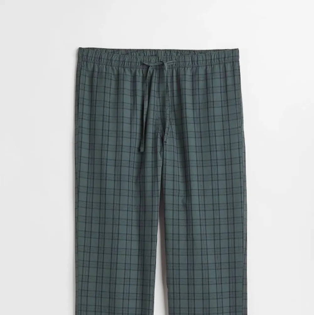 Oanvända gröna pyjamasbyxor från hm, tror de är slutsålda , ner till fötterna på mig som är 173. Jeans & Byxor.