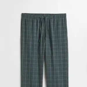 Oanvända gröna pyjamasbyxor från hm, tror de är slutsålda , ner till fötterna på mig som är 173