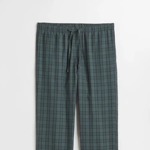 Pyjamasbyxor  - Oanvända gröna pyjamasbyxor från hm, tror de är slutsålda , ner till fötterna på mig som är 173