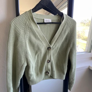 Stickad kofta från Monki i mintgrönt! - Stickad kofta från Monki i nyskick, använd fåtals gånger! Säljer pga har ej plats