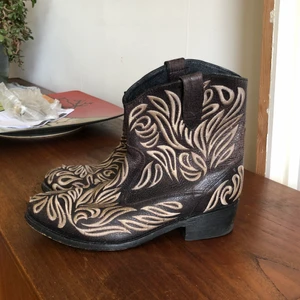 Boots - skiiitcoola boots!! Egentligen strl 41 men jag får inte ens igenom min fot genom skaftet så snarare en 39/40 beroende på hur stor fot man har, skon är nämligen ganska smal. 