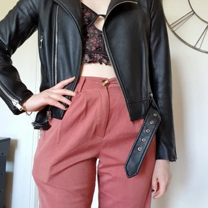 Svart Skinnjacka Strl S  - Fin svatt jacka i skinnimitation från Zara. Endast använd ett fåtal gånger så i väldigt bra skick. Har silverfärgade dragkedjor på fickor och armar samt detaljer på axlarna. Finns att hämta i Stockhom eller kan skickas.