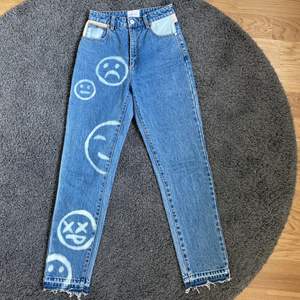 Ett par fina jeans från Abrand Jeans som jag själv blekt smileys på. Storleken är 8/26 så skulle säga att det är en liten 36 eller stor 34. Modellen heter 94 high slim. Köpta från carlings.