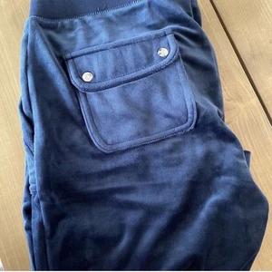 Blåa juicy byxor  - Säljer blåa helt nya juicy byxor i strlk M , pga att de är för stora. Köpte för 1000 o säljer för 650 vid snabb affär💕 pris kan även diskuteras