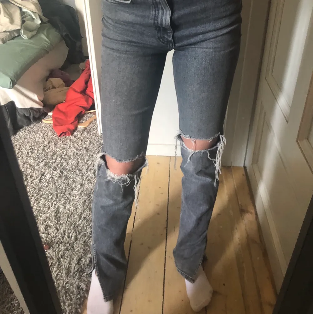 Midwais jeans från zara är stretchiga så passar 34/36. Sparsamt använda så i fint skick🥰. Jeans & Byxor.