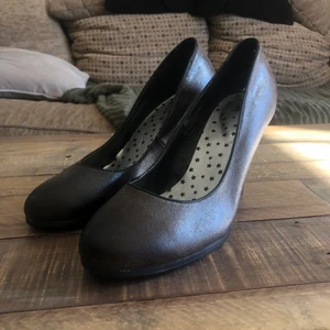 Svart grå klackar - Svart gråa klackar i storlek 38 säkerhet för 65kr + frakt🖤 kontakta mig om du är intresserad🤍