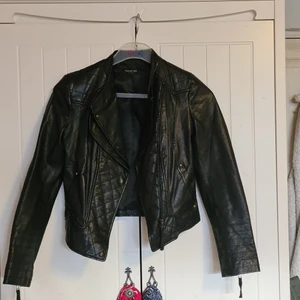 Svart läderjacka  - Svart läderjacka i storlek 38 