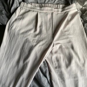 Kostym byxor  - Vida kostymbyxor med resår i midjan från hm. Beige. Används 1 gång. Nypris :399