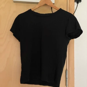 svart t shirt - basic svart tshirt i storlek s! använder aldrig denna längre, har haft den länge så det märks lite att den har använts men är i bra skick!