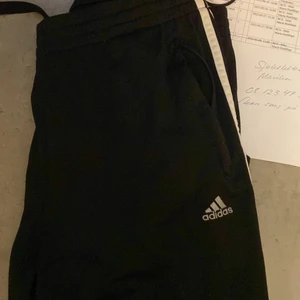 skate byxor adidas - mäns adidas byxor super sköna att skatea med hänger ganska mycket på kroppen o luftig tyg rekommenderar!