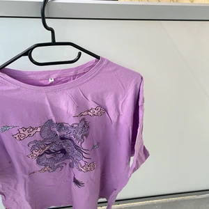 Enkel t shirt strl M - En väldig fin lila t shirt, använd få gånger då den inte är min färg.