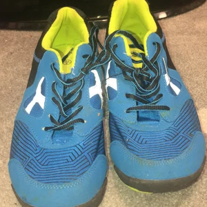 Sport skor - Den är lite gammal. Man kan gymma med den, eller göra något sport.