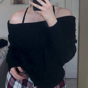 Offshoulder tröja H&M - En svart offshoulder tröja från H&M i storlek M. Använd ett fåtal gånger. Frakt tillkommer📦