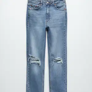 Blå jeans från Zara med split nere aldrig använda endast testade storlek 36