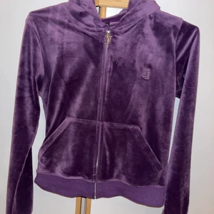 Juicy Couture Kofta S - Juicy Couture Kofta Del Ray - storlek S i färgen Blackberry Cordial. Säljer pga för liten. !Nyskick! Byten tas gladligen emot i storlek M/L (koftor & shorts) och bud likaså! Budgivning görs via PM för att förhindra oseriösa budare. Endast använd en gång! ❤️