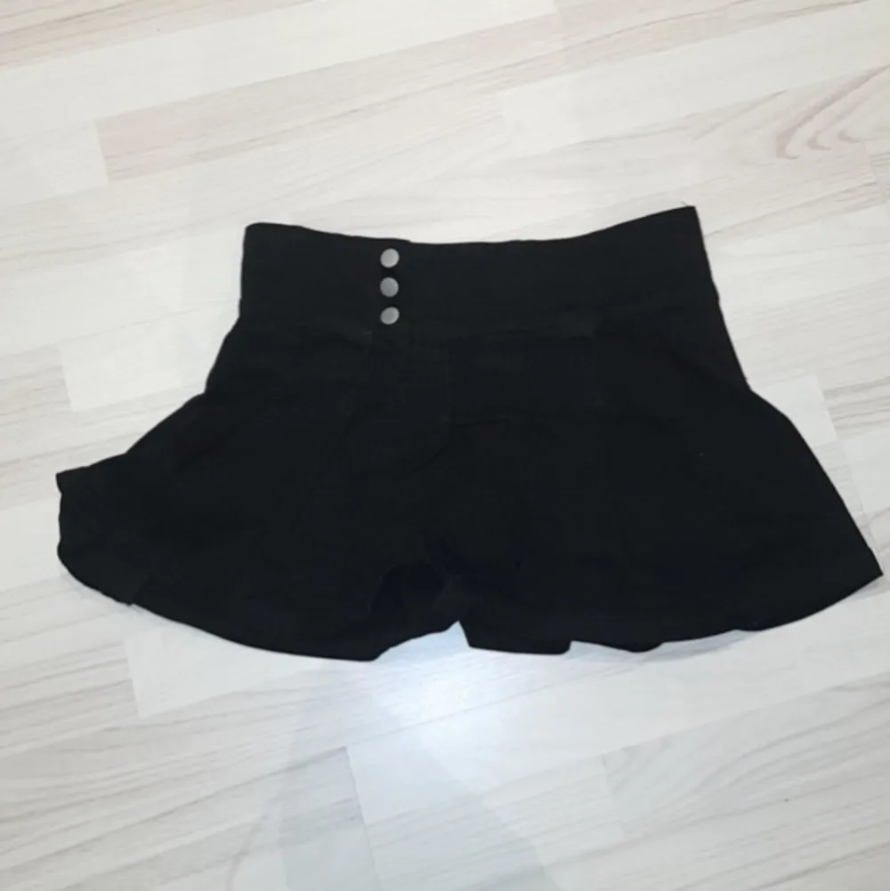 Söt svart kjol med knappar på sidan. Köpt secondhand för 100 kr, aldrig använd och i bra skick! (:. Kjolar.