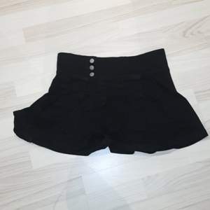 Söt svart kjol med knappar på sidan. Köpt secondhand för 100 kr, aldrig använd och i bra skick! (: