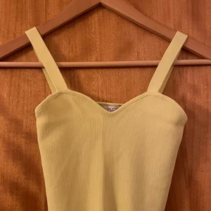 Gul(neon ish) topp - Liten gul topp från Zara. Storlek S. Bra skick stretchigt och ribbat material. Skriv om ni undrar nåt eller vill köpa💓