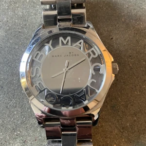 Marc Jacobs klocka  - Använt skick, nytt batteri behövs. Nypris 2795:- 
