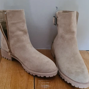Boots i färgen beige  - Köpt från Shein för 299kr. Aldrig använda då mina vader var för stora. Storlek 39. Inga märken eller defekt.