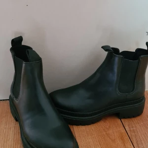 H&M stövletter svarta  - Använda 2 gånger på asfalt, inga märken eller defekt. Storlek 39. 