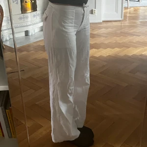 Linnebyxor - Säljer dessa linnebyxor med jättefina bakfickor. Storlek 34 men passar även en 36a! Går även att knyta så kan passa en 32a. Kan mötas upp i Stockholm, annars står köparen för frakt💫 Bud på 370. Pris vid snabb affär: 400