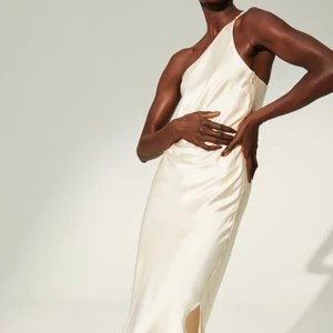 Slutsåld klänning från H&M  - Säljer denna helt nya klänningen i svart från H&M. Hann inte skicka tillbaka den och kommer tyvärr inte får användning för den då jag har en annan till examen. Säljer den för nypris då prislapp finns kvar men kan tänka mig stå för frakten så den kostar lika mycket som att köpa den ny. Sitter superfint på och passar jättebra till kommande bal eller examen! 