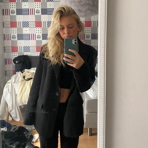 Kavaj - Säljer denna skitsnygga kavaj i lite overzied fit som inte kommer till användning då jag har för många. Den är i helt nyskick och aldig använd! Nypris: 799