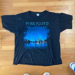 Vintage äkta pink Floyd tisha printad på en gammal brockum tag, vädligt sällsynt tisha från 1992 köpt av min farsa på en av deras konserter. Pris på dom här varierar mellan 2000-4000 beroende på skick