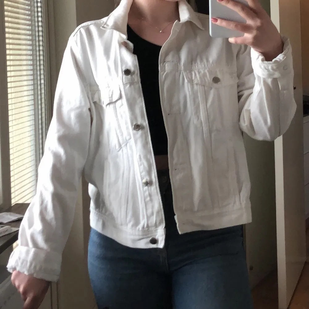 En vit jeans jacka som jag inte vet vart den kommer ifrån faktiskt men säljer då jag inte gillar den hur den sitter på mig. . Jackor.