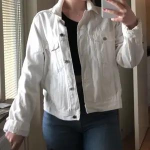 En vit jeans jacka som jag inte vet vart den kommer ifrån faktiskt men säljer då jag inte gillar den hur den sitter på mig. 