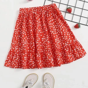 Kjol - Röd blommig söt kjol från shein, just nu slutsåld) 