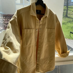 Vårig Jeansjacka, Ny - Superfin beige/gul jacka med lite skiftningar i tyget. Aldrig använd, från Cubus. 