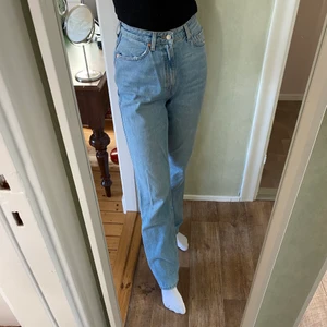 Jeans från Weekday, 29/34 - De perfekta raka jeansen!! Från Weekday i modellen Rowe Extra High Straight Jeans, färgen Moise Blue. Supersnygga och väldigt mjukt och skönt tyg, men i princip helt oanvända då de är i fel storlek för mig. Kan mötas upp i Sandviken/Uppsala alternativt posta om köparen står för frakten! 